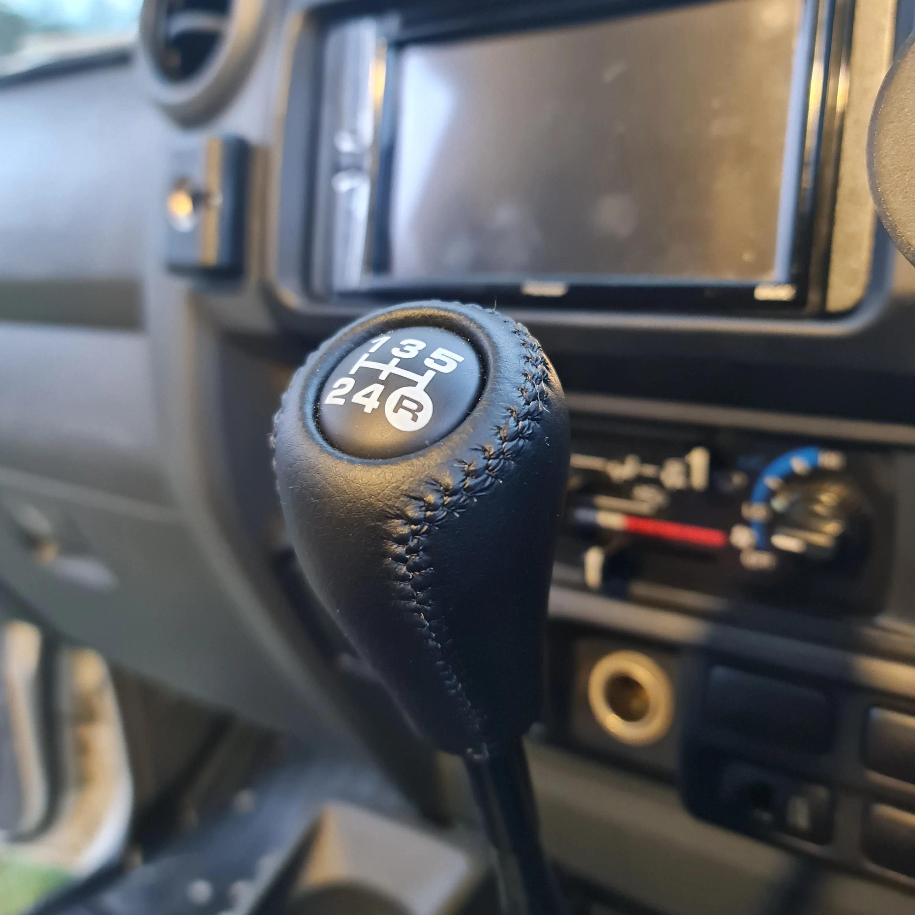 Leather Gear Knobs - Suitable for use with 70 Series LandCruiser - Image 5